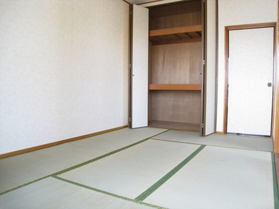 Living and room. Japanese-style room. Yes electric shutter!