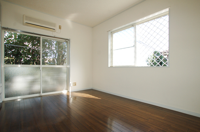 Living and room. Stylish with bay windows Bright two-sided lighting