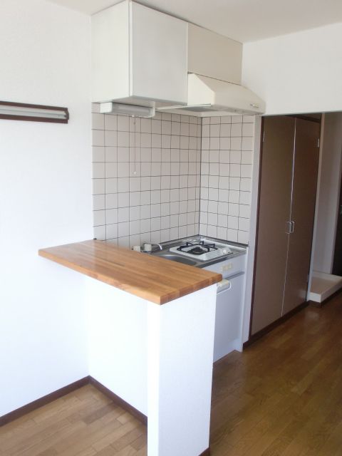 Kitchen. Happy even living alone is a popular counter kitchen. 