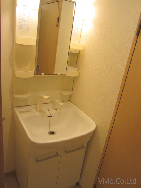 Washroom. Independent wash basin is immobile popular! It can be stored, such as contact lenses