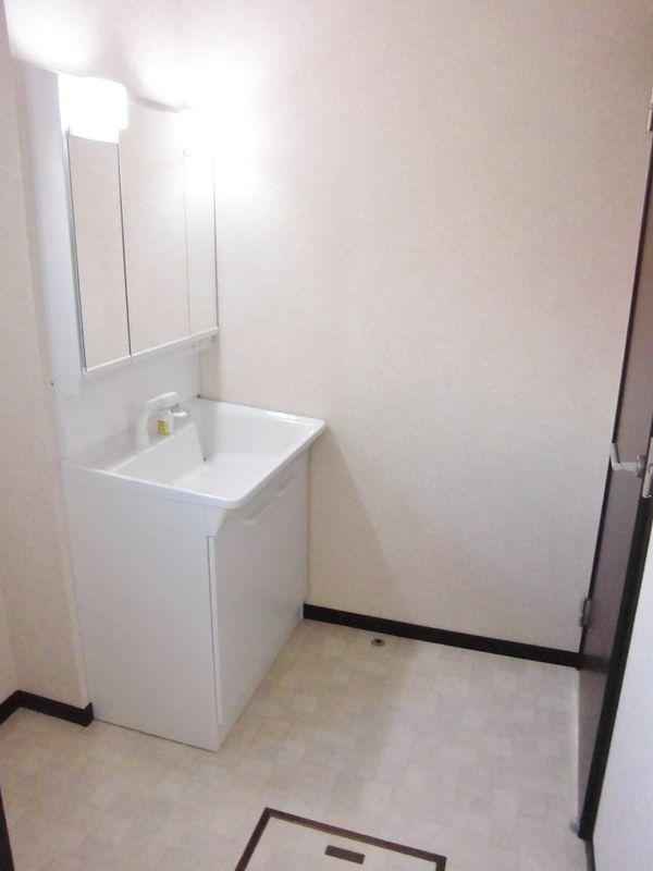 Wash basin, toilet
