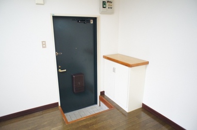 Entrance. It is with cupboard ☆ 