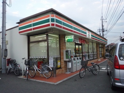 Convenience store. 500m to Seven-Eleven (convenience store)