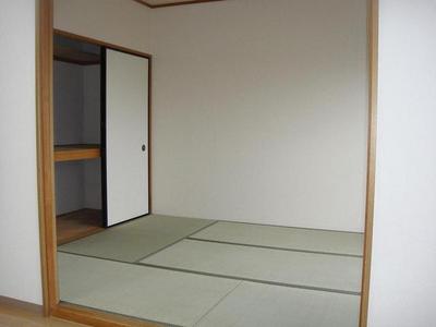 Living and room. There is a closet in the Japanese-style room!