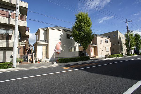 Local photos, including front road. Carefree child-rearing in a quiet residential area