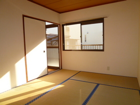 Living and room. Japanese-style room (I changed the table before you move)