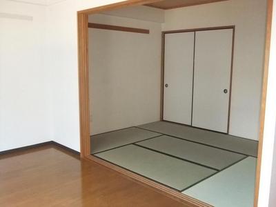 Living and room. Is 3LDK the living and integrated utilization has established a Japanese-style room that can be