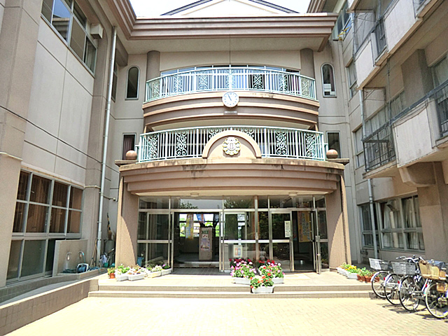 Junior high school. 438m until Koshigaya Tatsunishi junior high school (junior high school)