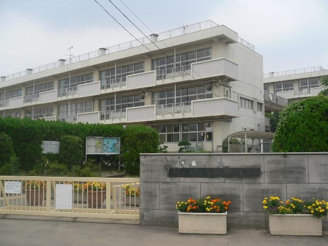 Primary school. 620m to square elementary school