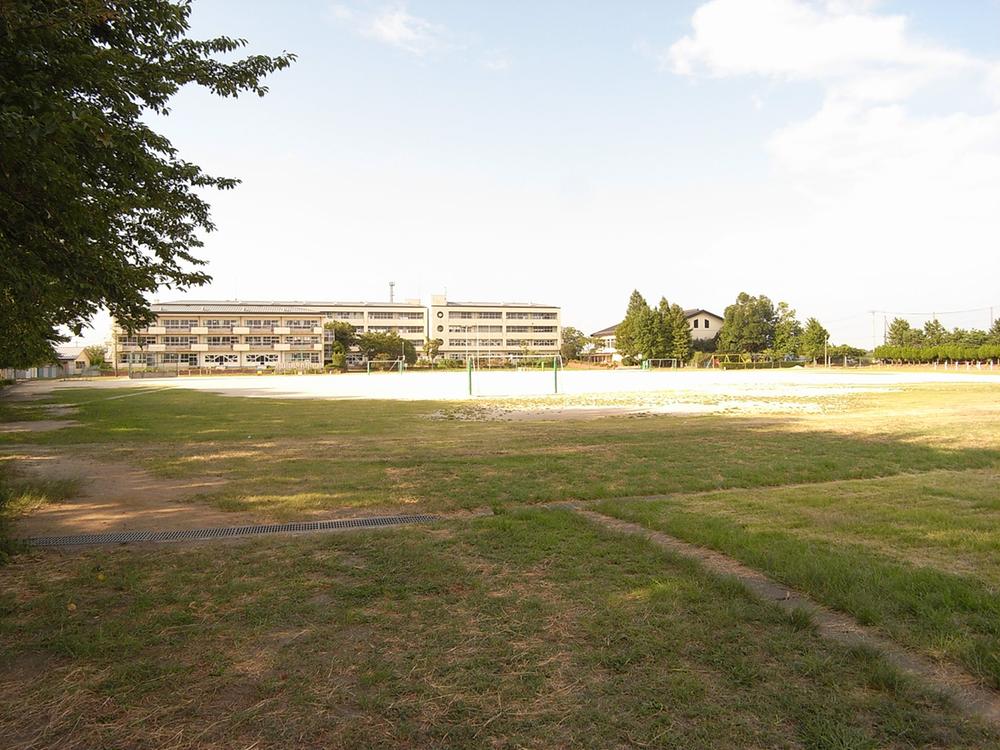 Primary school. Koshigaya Municipal Yasaka to elementary school 676m