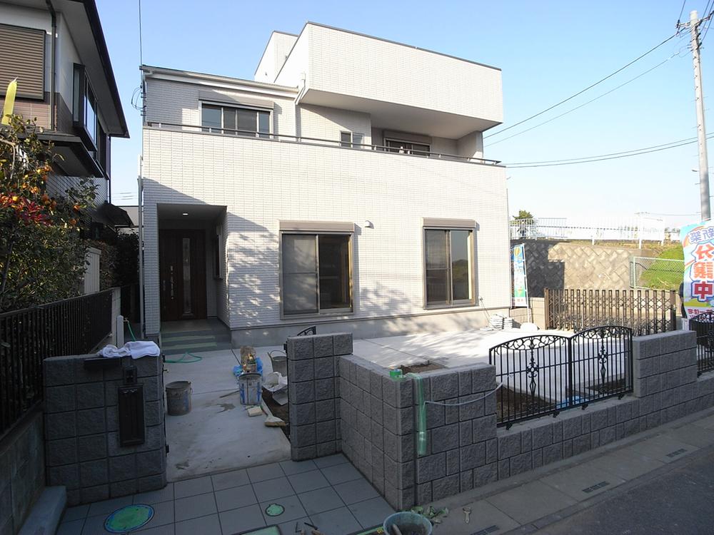 Local appearance photo. Outer wall has adopted the power board of Asahi Kasei! Earthquake-proof ・ It is an excellent outer wall material in thermal insulation properties. 