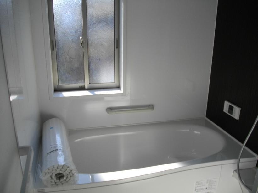 Same specifications photo (bathroom). Spacious bathtub same specifications