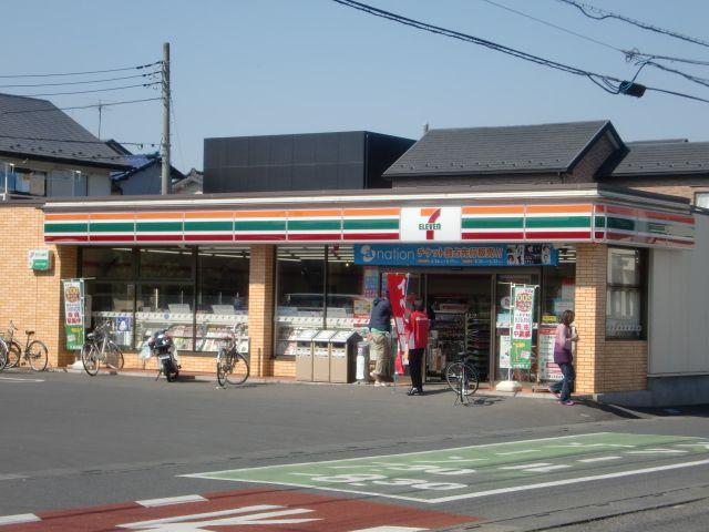 Convenience store. 730m to Seven-Eleven (convenience store)