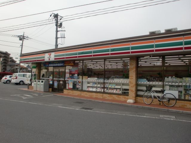 Convenience store. 250m to Seven-Eleven (convenience store)