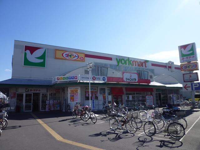 Supermarket. To York Mart 650m