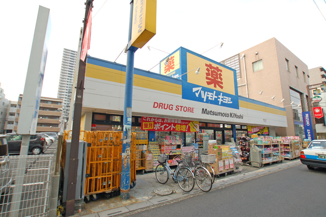 Dorakkusutoa. Matsumotokiyoshi drugstore Koshigaya shop 99m until the (drugstore)