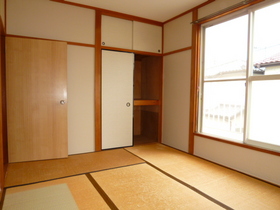 Living and room. Japanese-style room (I changed the table before you move)