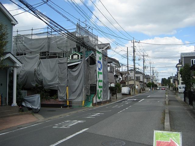 Local photos, including front road. Housing that parking is facing the peace front 10m road also not good mom.