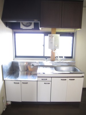 Kitchen. Fenestrated, Bright kitchen (two-burner gas stove installation Allowed)