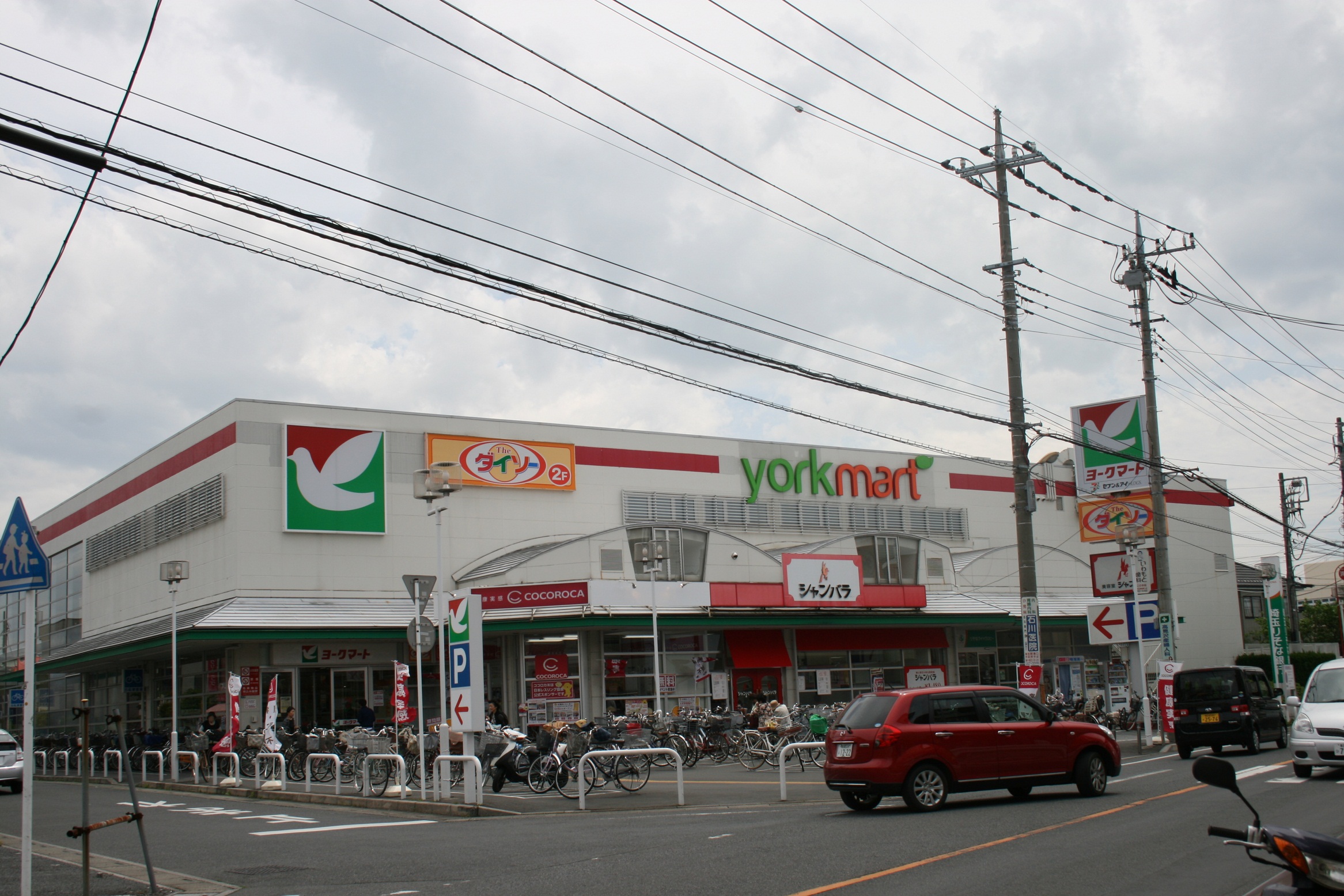 Supermarket. York Mart Koshigaya Red Mount store up to (super) 350m