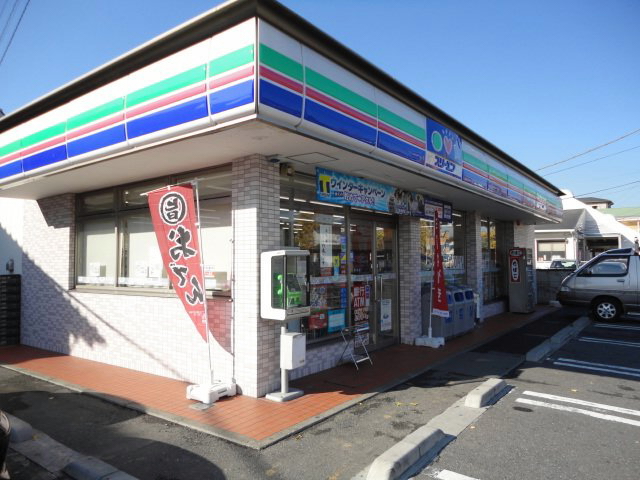 Convenience store. Three F Koshigaya Shinmei Machiten up (convenience store) 670m