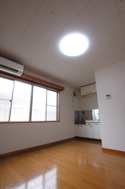 Living and room. Plug Hidamari space from the large windows plenty of light