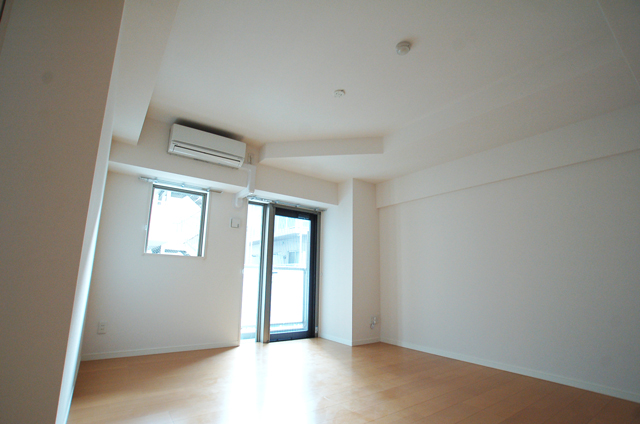 Living and room. Bright south-west-facing room ☆ Cozy space ☆