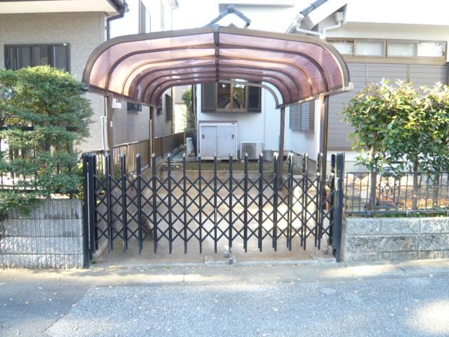 Parking lot. ● With carport ●