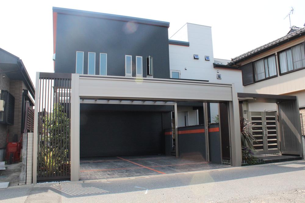Local appearance photo. Spacious is the property of the garage!