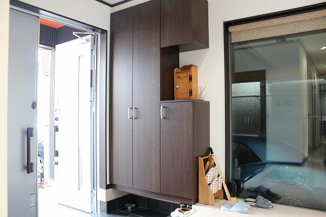 Entrance. There is also a storage space is firmly at the door!