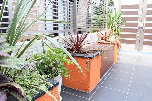 Garden. There is also a bench in the front door! You can also enjoy gardening in the front door