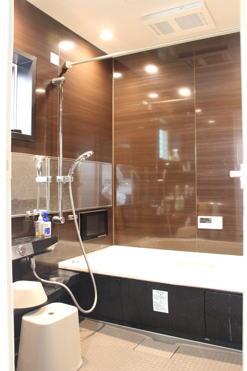 Bathroom. Spacious type bath is a foot can stretch!
