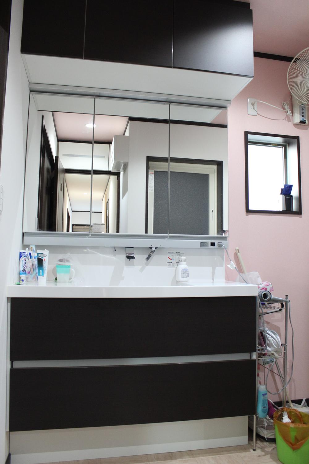 Wash basin, toilet. Since the washroom also are taken to spread, Morning of preparation also two people can be at the same time!