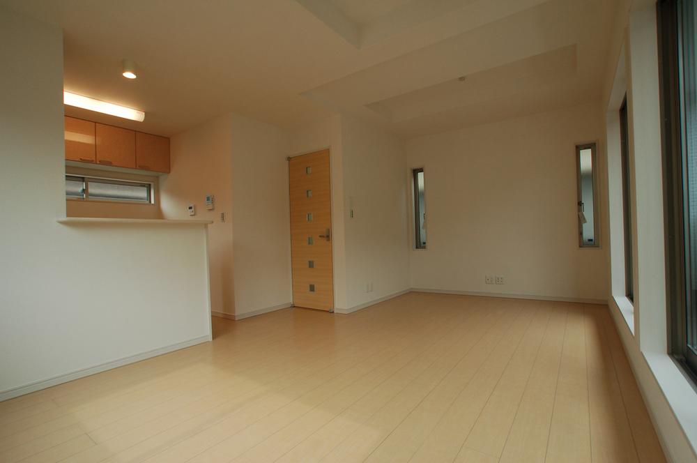 Same specifications photos (living). Spacious living room ceiling height of 2.5m.
