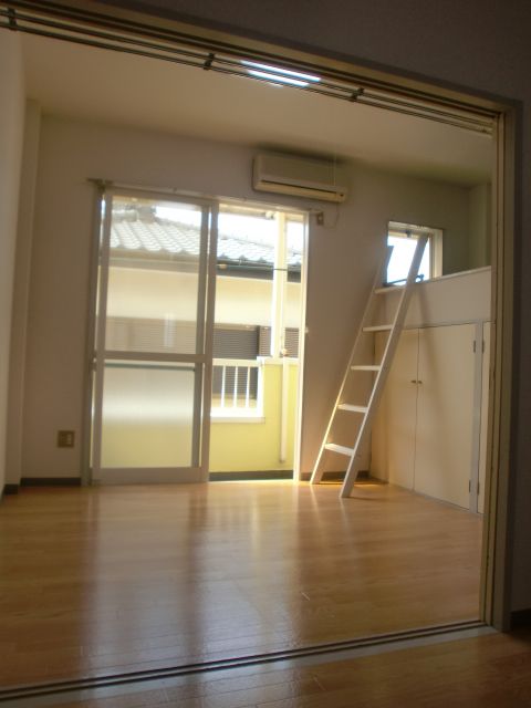 Living and room. In addition it will be open and empty the dining and Western-style door