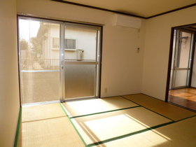 Living and room. Japanese-style room (I changed the table before you move)