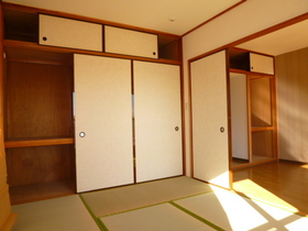 Living and room. Japanese-style room. Yes upper closet storage