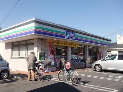 Convenience store. Three F until the (convenience store) 320m