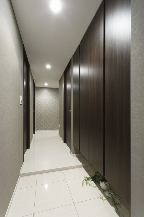 Tiled entrance and the corridor. Shoe box in the ceiling height using the system storage, Storage capacity sufficient. Also lighting with a convenient person feeling sensor also has a. In addition to the corridor to crank type, We devised so that the LD is not foresee from the front door