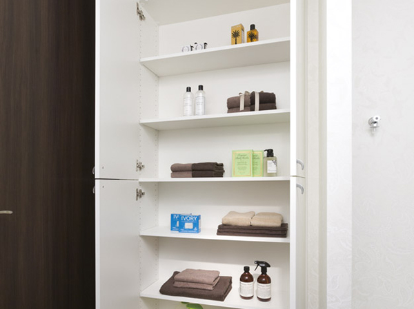 Bathing-wash room.  [Linen cabinet] Has established a system linen cabinet can be stored such as towels and bathrobes to all dwelling unit. Okeru kept full of clean space, It is devised convenient storage.