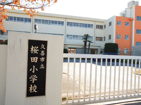 Surrounding environment. Sakurada elementary school (about 710m ・ A 9-minute walk)
