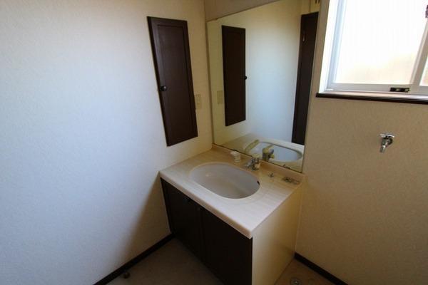 Wash basin, toilet