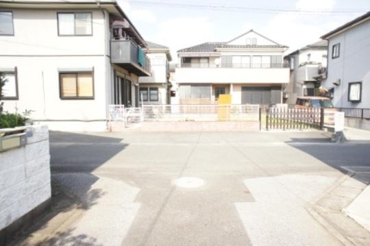 Local photos, including front road. Frontal road