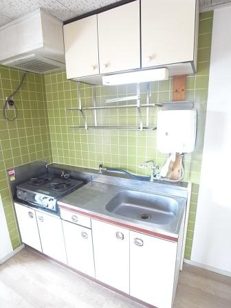 Kitchen. Gas stove before residents leave-products