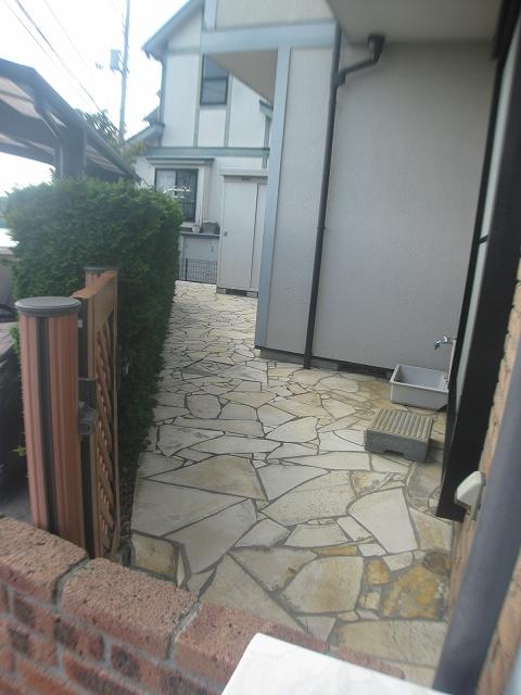 Garden. Easy management of the grass in the interlocking finish. There is also a storeroom.