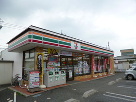 Convenience store. 450m to Seven-Eleven (convenience store)