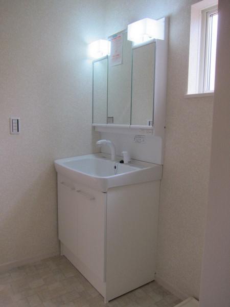 Wash basin, toilet. Washroom LED lighting Underfloor Storage There