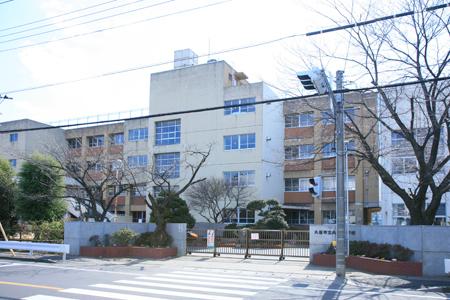 Junior high school. Kuki 20-minute walk from the junior high school