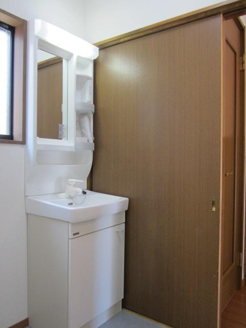 Wash basin, toilet