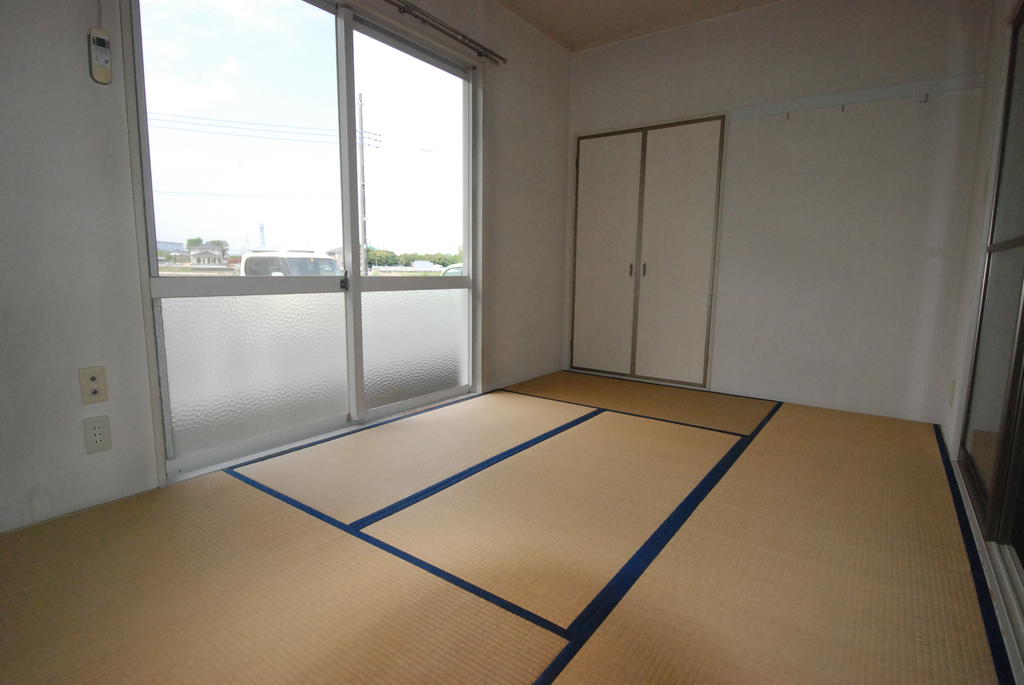 Living and room. Japanese-style room And tatami exchange before you move